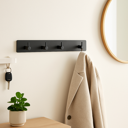Porte-manteau mural noir mat en aluminium spatial installé dans une entrée moderne avec décoration épurée