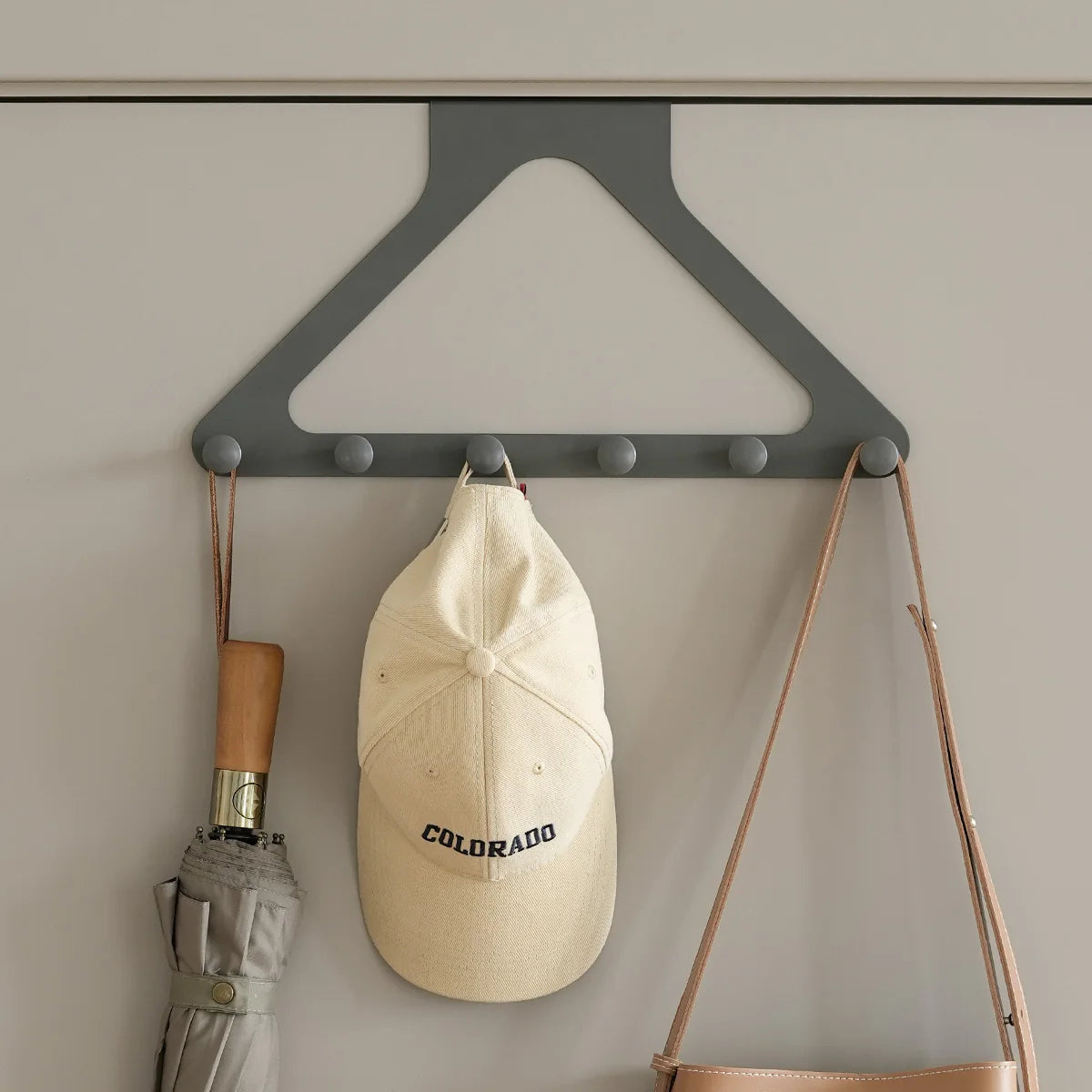 Porte-manteau mural minimaliste permettant de ranger casquette, parapluie et sac avec élégance