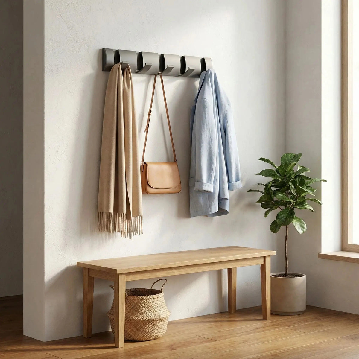 Porte-manteau mural patère en métal dans une entrée organisée