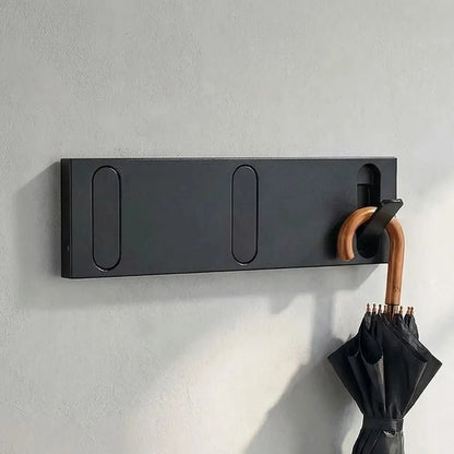 Porte-manteau mural patère 3 crochets rabattables gris anthracite avec un parapluie suspendu, idéal pour l'aménagement d'une entrée compacte.