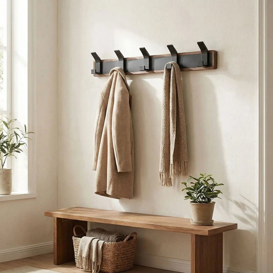 Porte-manteau patère mural en bois massif et métal noir installé dans une entrée moderne avec manteaux suspendus.