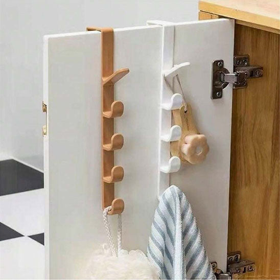 Utilisation du porte-manteau de porte Modèle Futé sur une porte d'armoire pour suspendre des accessoires et optimiser le rangement.