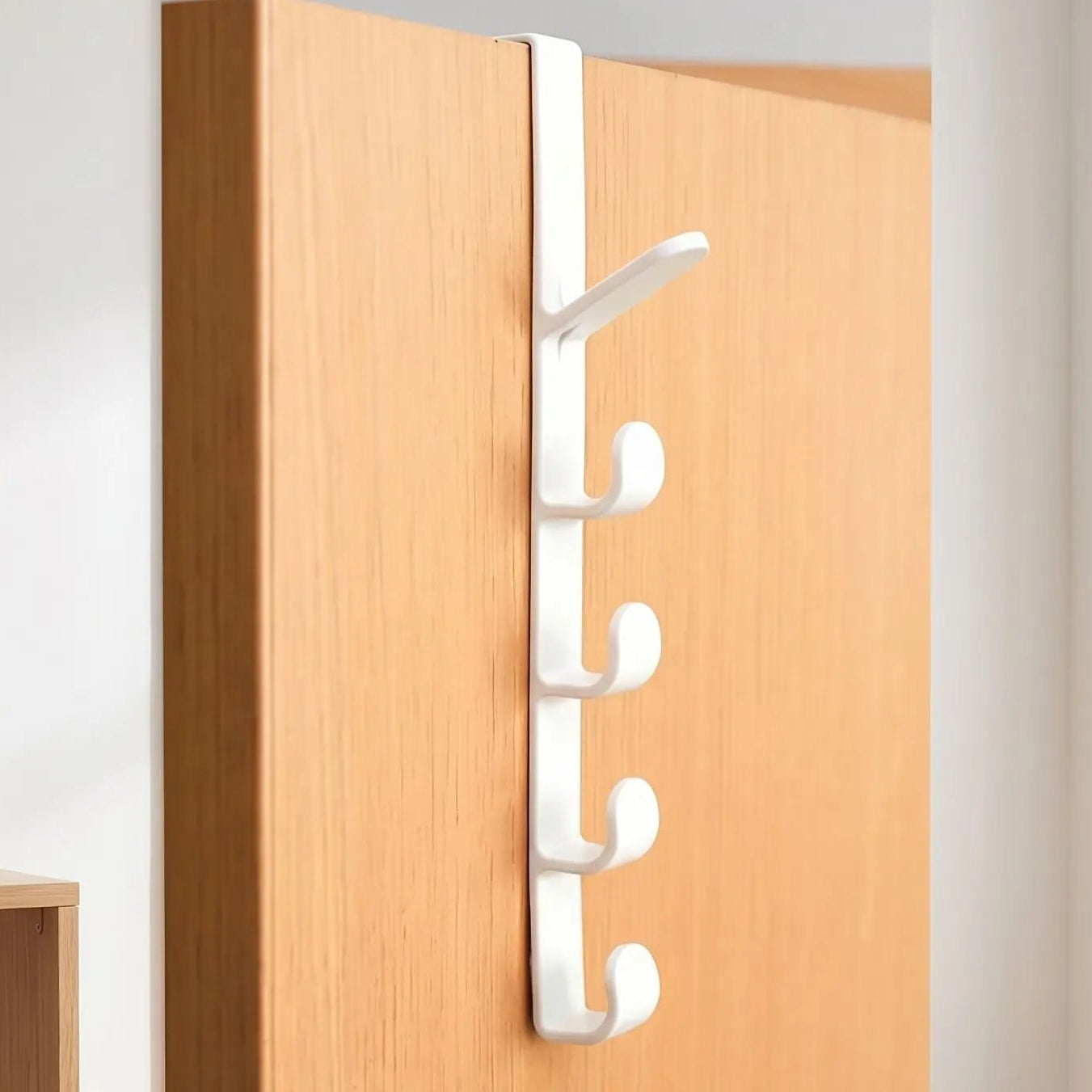 Vue de profil du porte-manteau de porte Modèle Futé blanc épuré, montrant sa fixation fine et ses 5 crochets de rangement verticaux.
