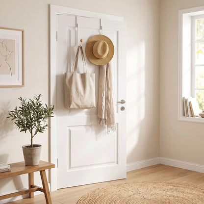 Porte-manteau porté dans une belle entrée avec sac et chapeau
