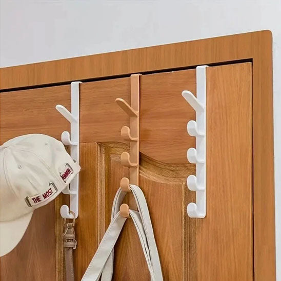 Porte-manteau de porte Modèle Futé utilisé pour suspendre une casquette et des accessoires de mode, démonstration du gain de place.