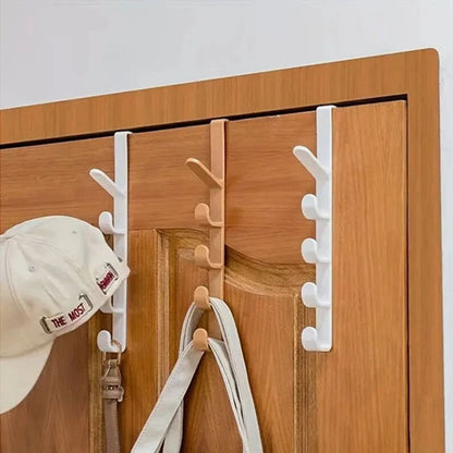 Porte-manteau de porte Modèle Futé utilisé pour suspendre une casquette et des accessoires de mode, démonstration du gain de place.