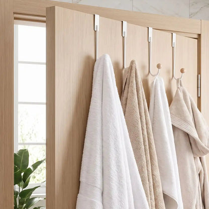 Porte-manteau accroché sur une porte avec serviettes