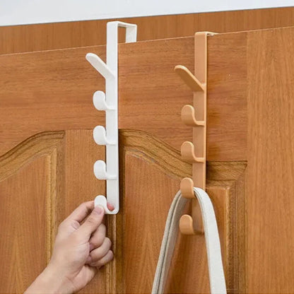 Comparaison du porte-manteau de porte Modèle Futé en finitions blanc et café sur une porte en bois.
