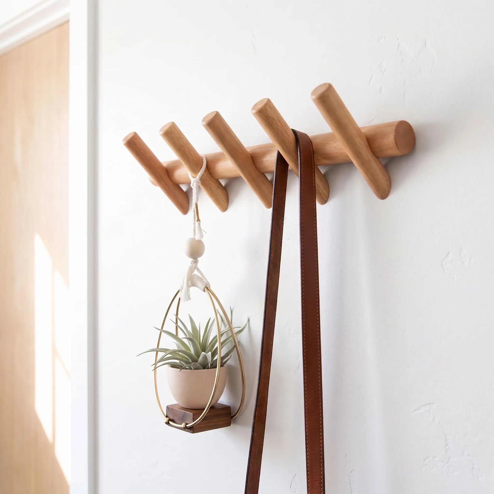 Porte‑manteau mural SKOG™ en bois massif, design scandinave, présentation d’une unité (version 5 crochets)