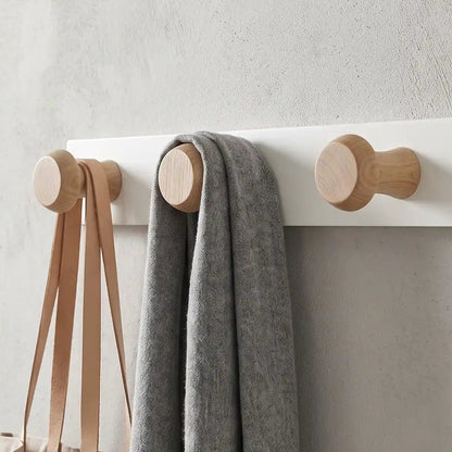 Porte‑manteau mural SKOG™ en bois massif style scandinave, design épuré, présentation gros plan (vendu en version 6 crochets)
