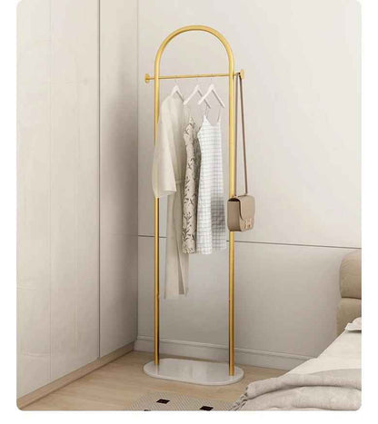 porte manteau soma avec un lit