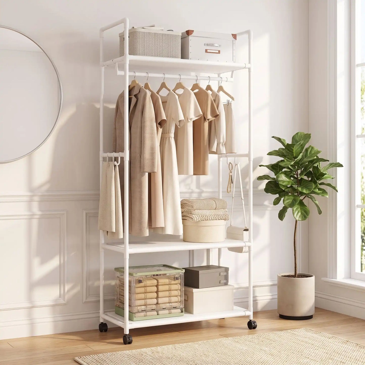 Porte‑manteau sur pied blanc LYKKE Mobile Rollastand en métal et plastique dans une pièce lumineuse