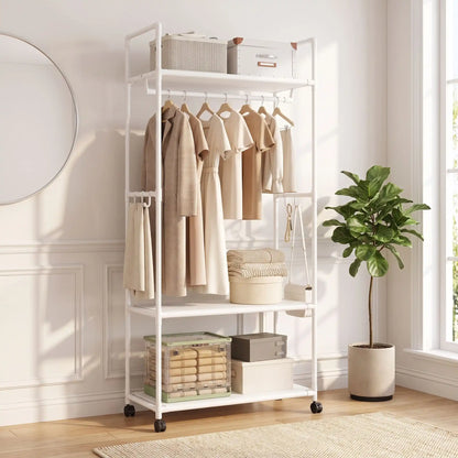 Porte‑manteau sur pied blanc LYKKE Mobile Rollastand en métal et plastique dans une pièce lumineuse