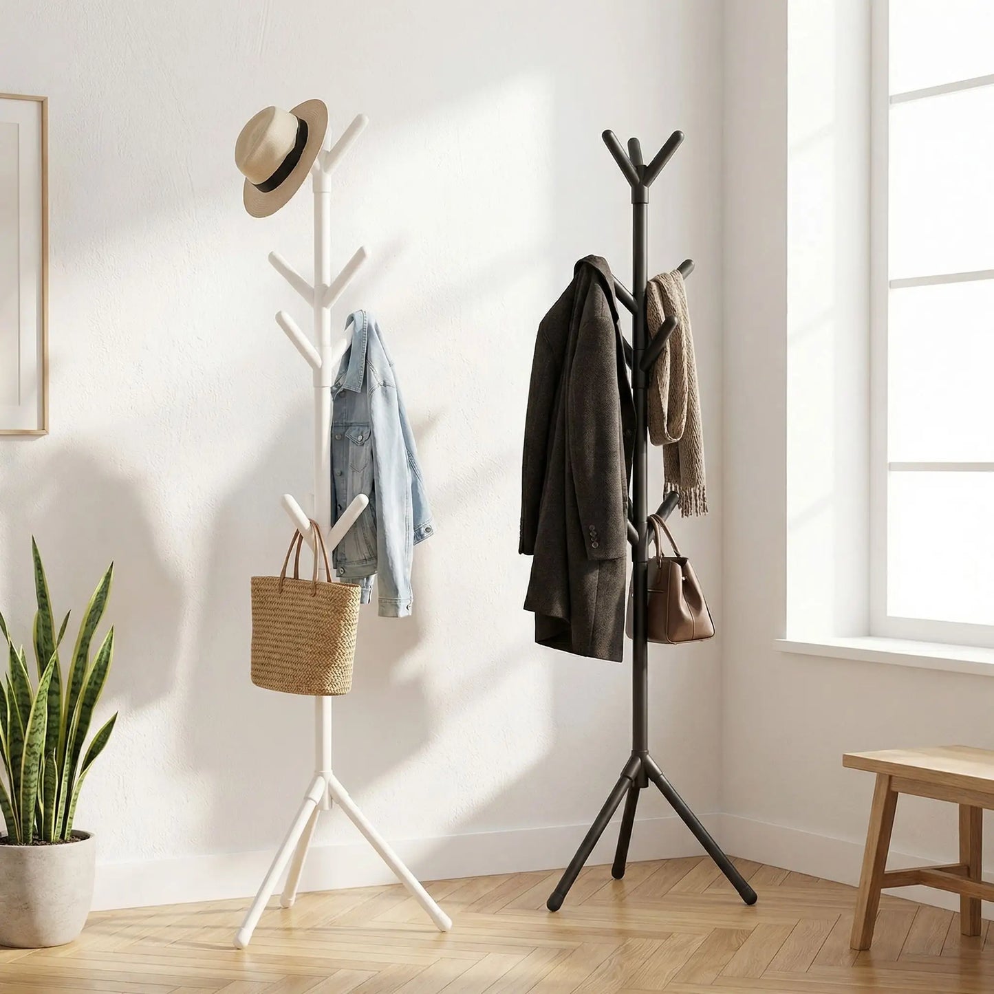 Comparaison du porte-manteau sur pied design branche en finitions noir mat et blanc laqué dans une décoration d'entrée moderne.