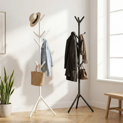 Comparaison du porte-manteau sur pied design branche en finitions noir mat et blanc laqué dans une décoration d'entrée moderne.