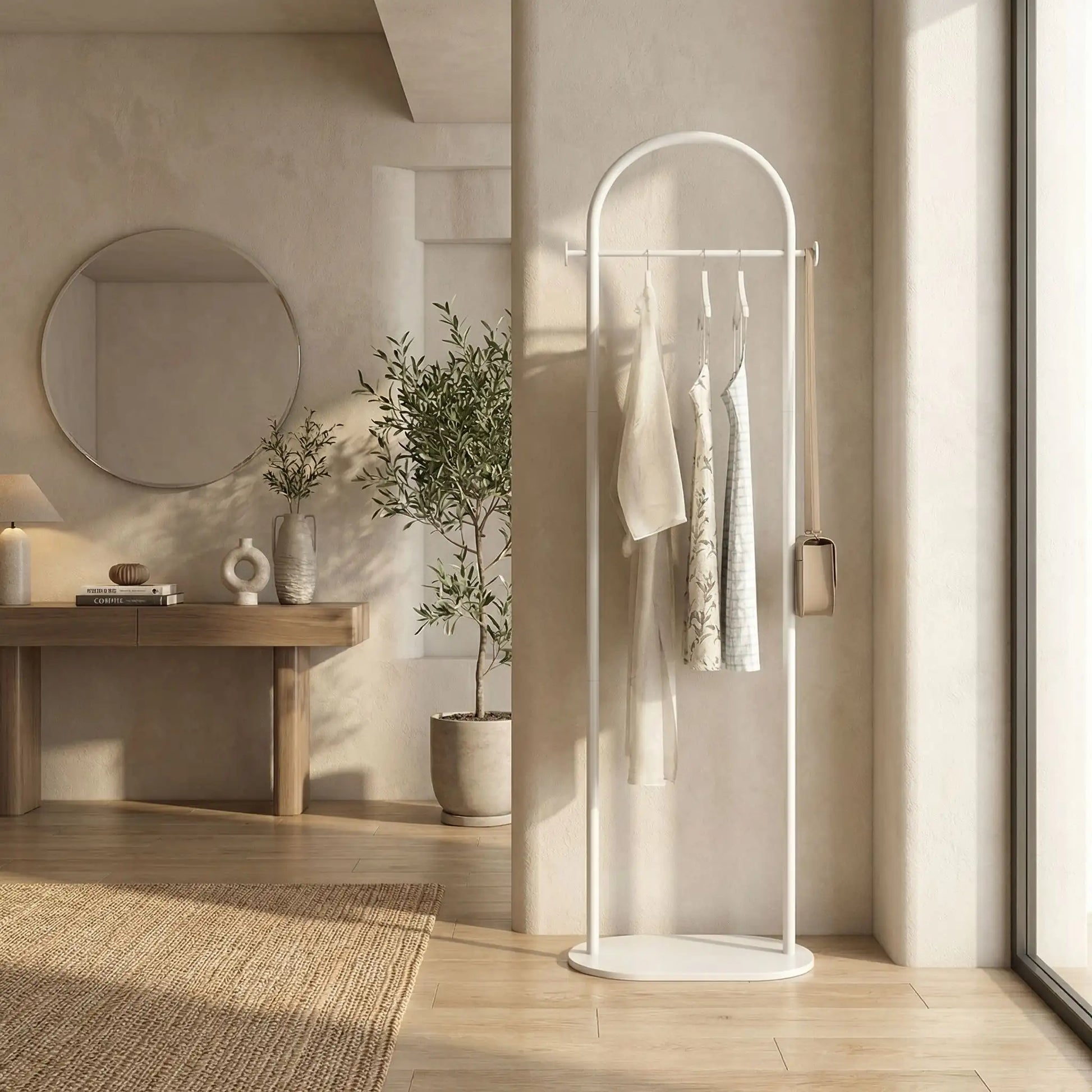 Porte-manteau sur pied design Soma blanc en métal robuste dans une entrée moderne et épurée.