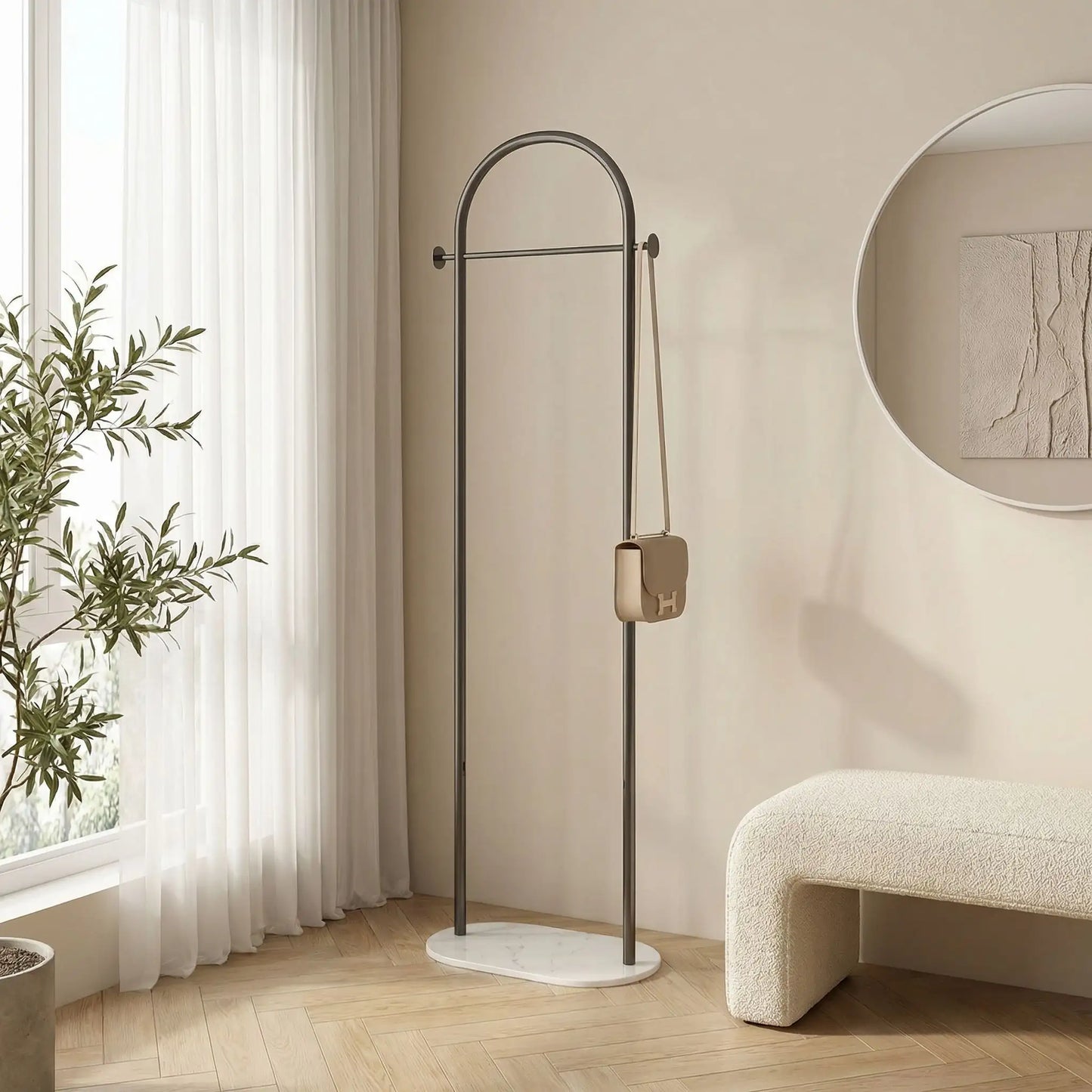 Porte-manteau sur pied design Soma noir en acier robuste dans une entrée moderne au style minimaliste et épuré.