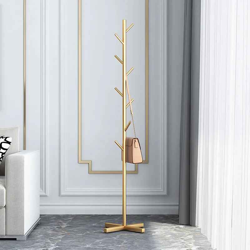 Porte-manteau sur pied doré en métal, design minimaliste et chic pour intérieur moderne
