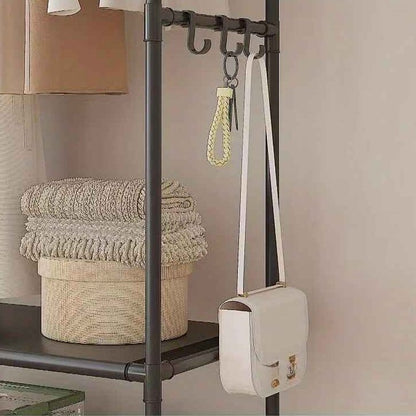 Sac blanc suspendu sur un porte-manteau sur pied en métal dans une chambre organisée