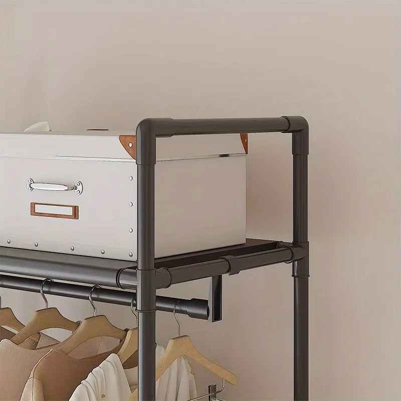 Détail de la structure et étagère supérieure du porte-manteau sur pied mobile en métal