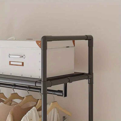 Détail de la structure et étagère supérieure du porte-manteau sur pied mobile en métal