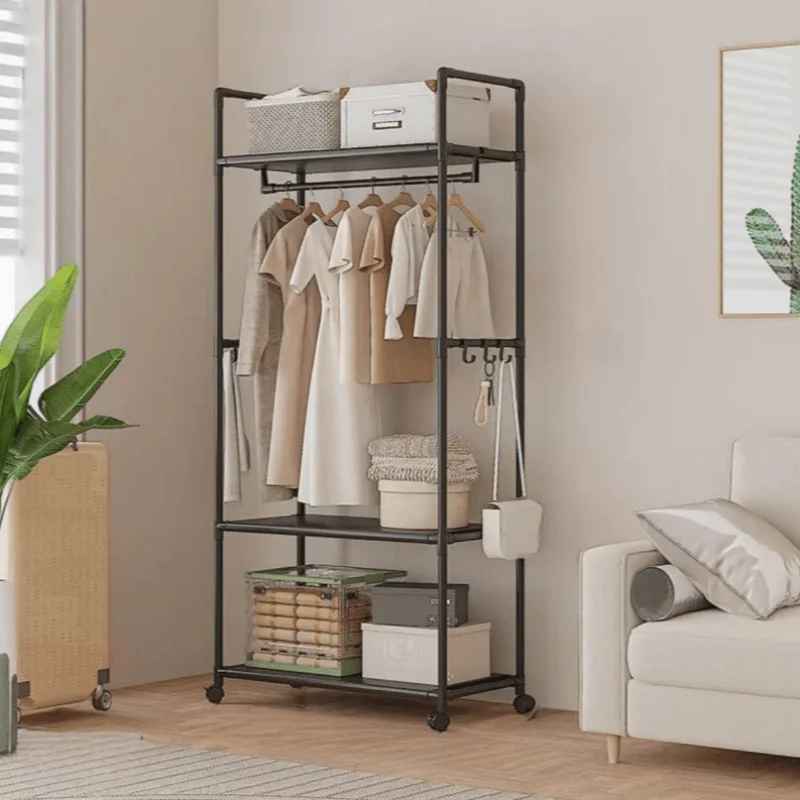 Porte-manteau sur pied noir mobile en métal avec étagères de rangement pour chambre