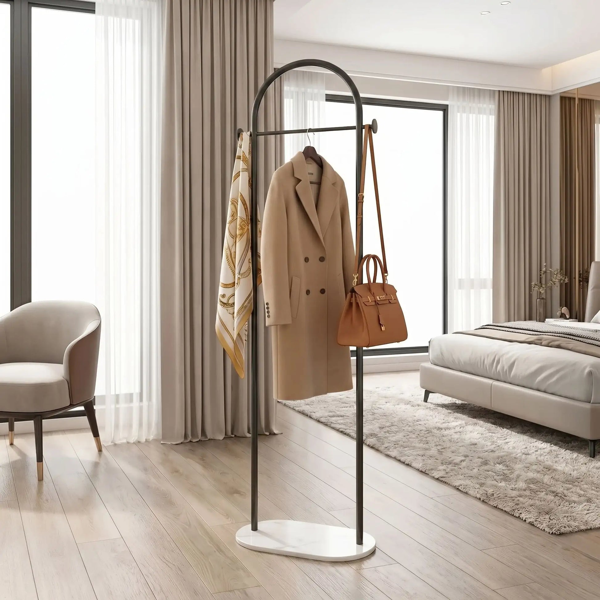 Porte‑manteau sur pied noir LYKKE Design Soma en métal robuste