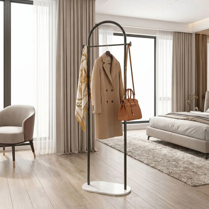 Porte‑manteau sur pied noir LYKKE Design Soma en métal robuste