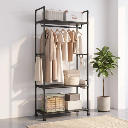 Porte‑manteau sur pied noir LYKKE Mobile Rollastand en métal et plastique dans une pièce lumineuse