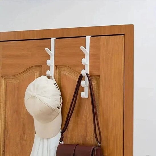 Deux porte-manteaux de porte sans perçage Modèle Futé installés sur une porte en bois