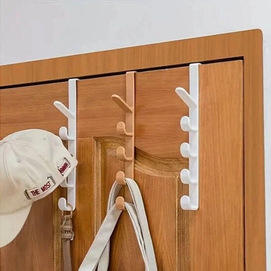 Trois porte-manteaux de porte sans perçage Modèle Futé installés sur une porte en bois avec accessoires