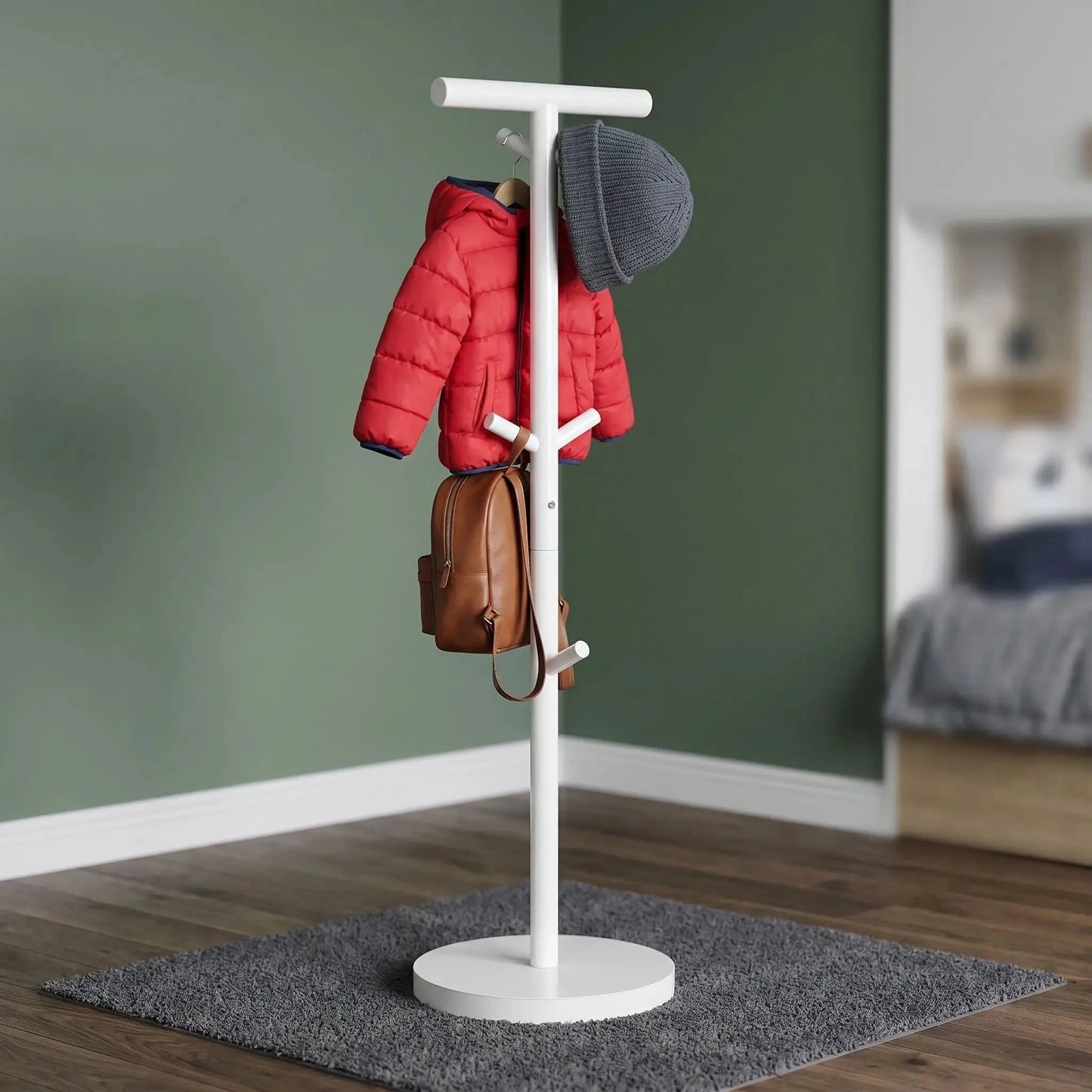 porte‑manteau enfant blanc avec manteau rouge et sac dans chambre verte