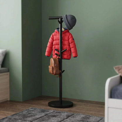 porte‑manteau enfant noir avec manteau rouge et sac dans chambre verte 