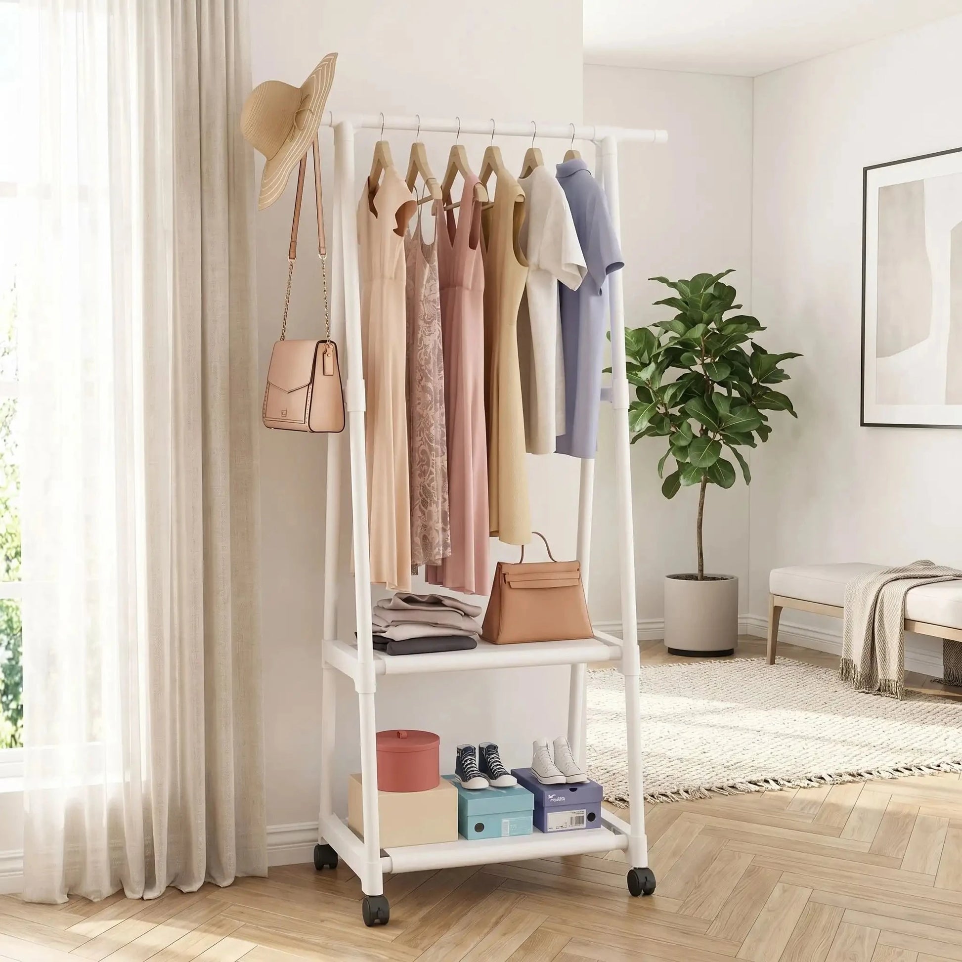 Porte-manteau pour enfant KidOrganize™ blanc en métal avec vêtements, design stable sur roulettes 