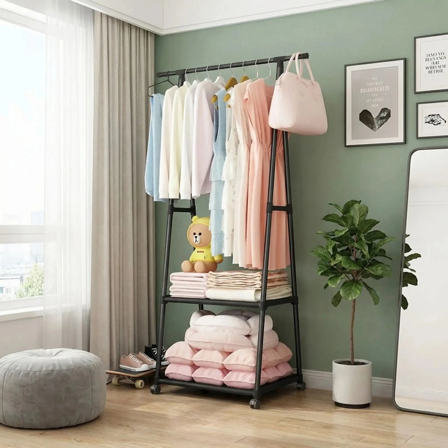 Porte-manteau sur pied noir avec vêtements et tablette de rangement dans une chambre lumineuse