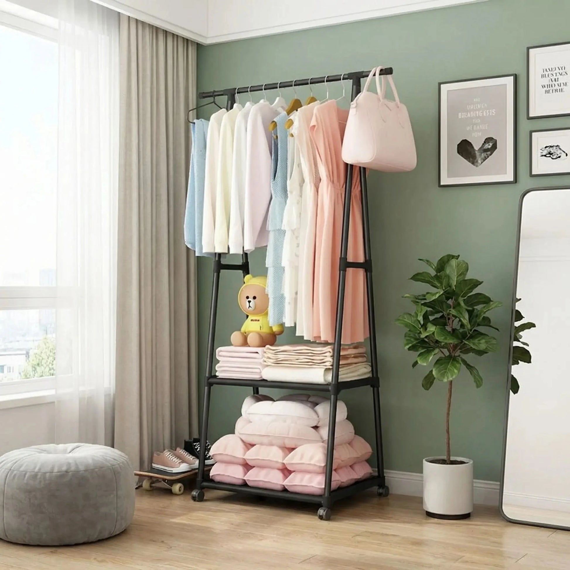 Porte-manteau sur pied noir avec vêtements et tablette de rangement dans une chambre lumineuse