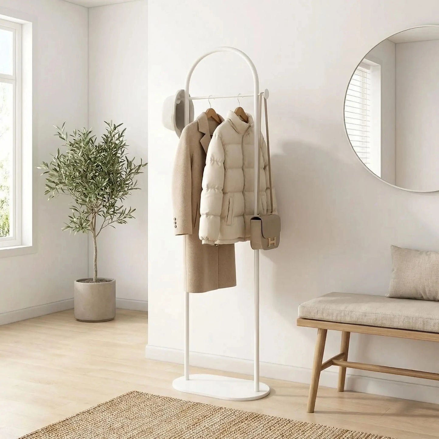 porte‑manteau sur pied blanc avec manteaux beiges dans entrée chaleureuse 