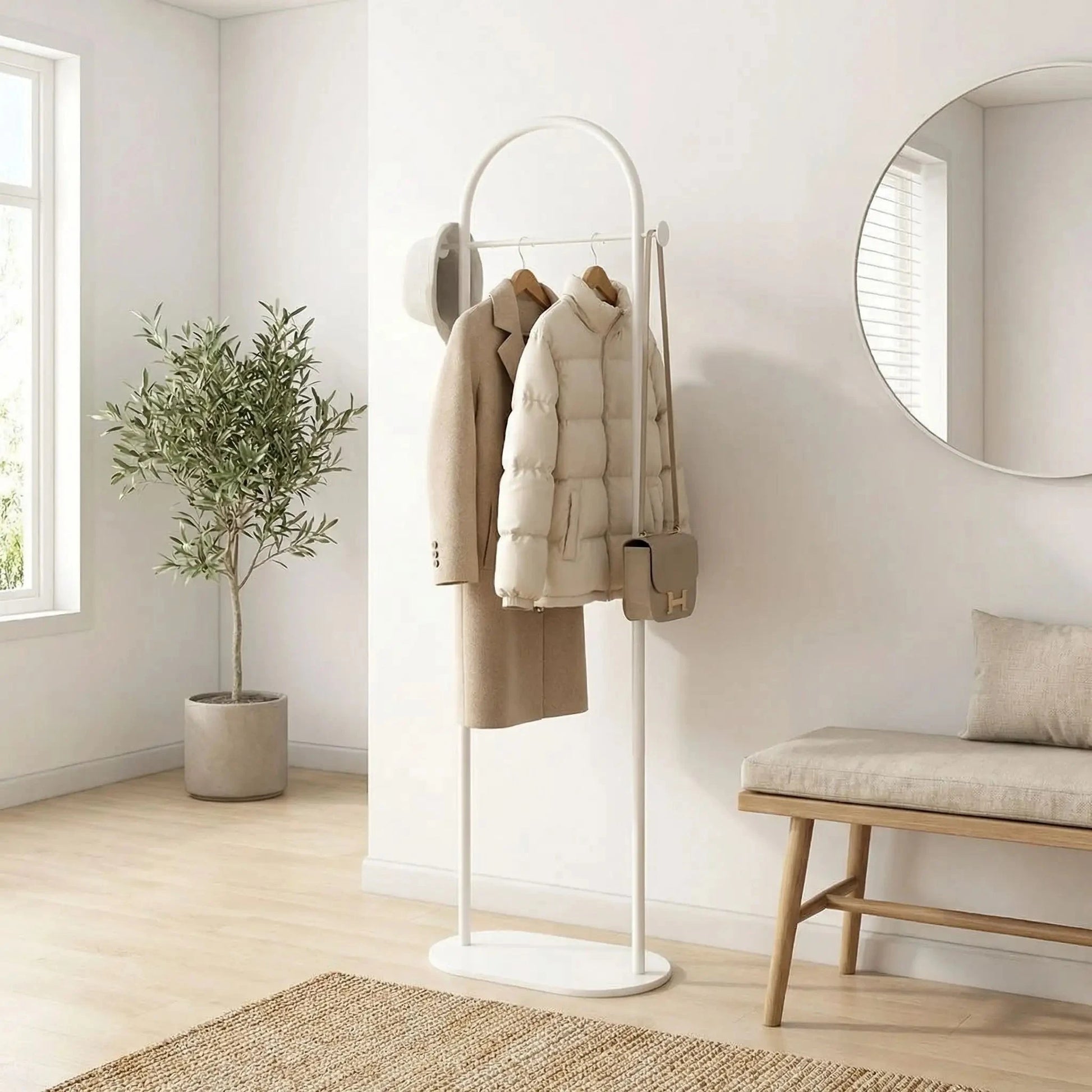 porte‑manteau sur pied blanc avec manteaux beiges dans entrée chaleureuse 