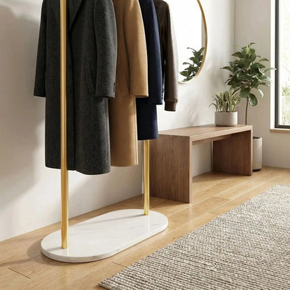  porte‑manteau sur pied doré avec manteaux suspendus dans entrée moderne