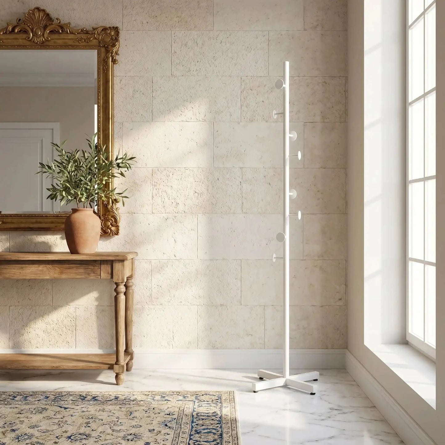 porte‑manteau sur pied blanc dans entrée élégante avec sol en marbre