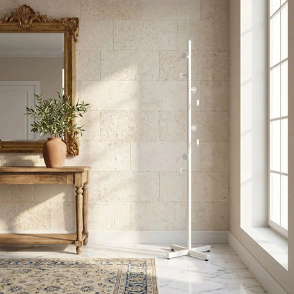 porte‑manteau sur pied blanc dans entrée élégante avec sol en marbre
