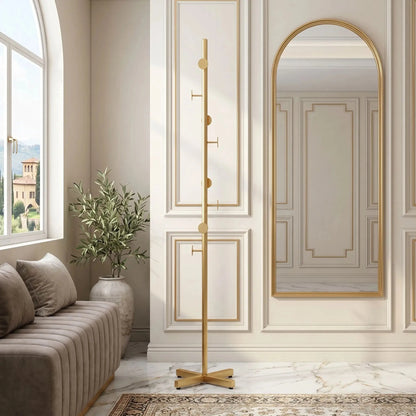 porte‑manteau sur pied doré dans salon raffiné aux tons neutres