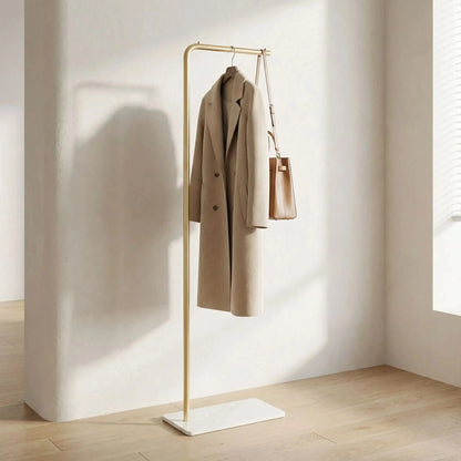 porte‑manteau clair avec manteau beige dans intérieur lumineux épuré