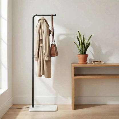 porte‑manteau noir avec trench beige dans coin minimaliste moderne