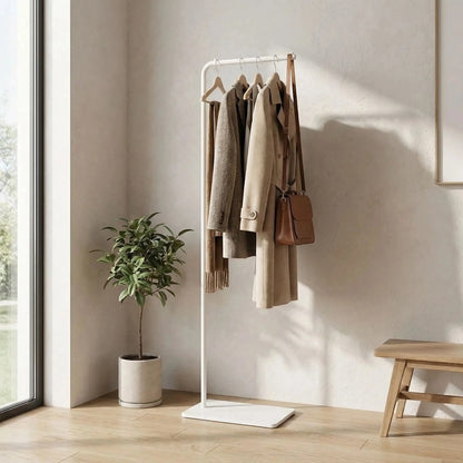 porte‑manteau blanc avec manteaux beiges dans entrée lumineuse scandinave