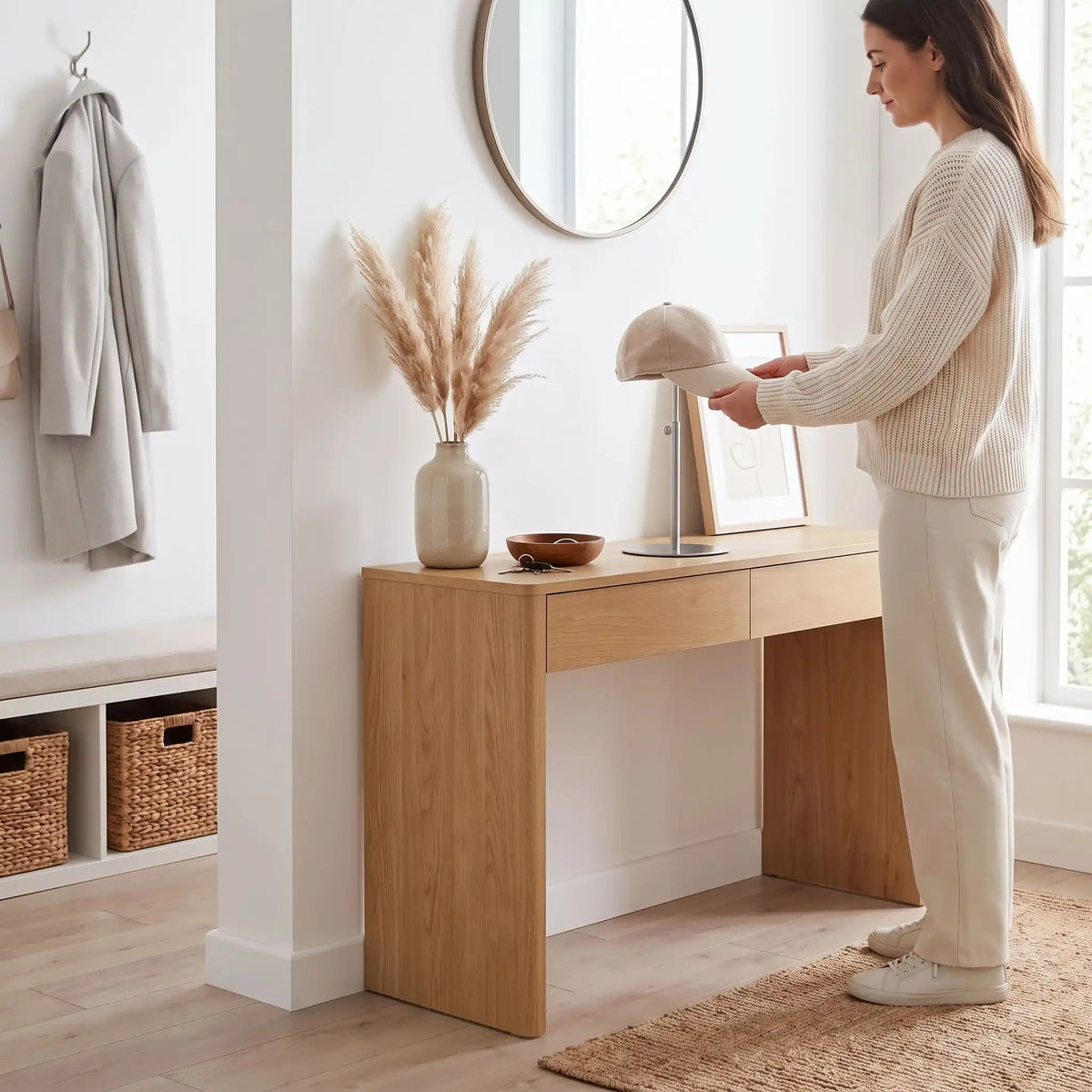 Présentoir à casquette LYKKE™ détail métal minimaliste avec camille