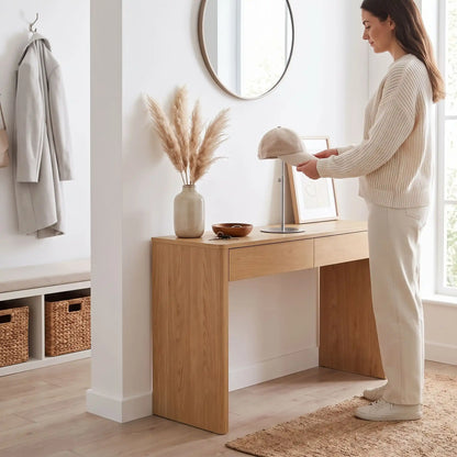 Présentoir à casquette LYKKE™ détail métal minimaliste avec camille
