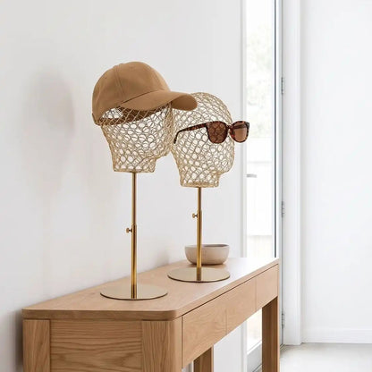 Présentoir à casquette LYKKE™ métal doré pour entrée organisée