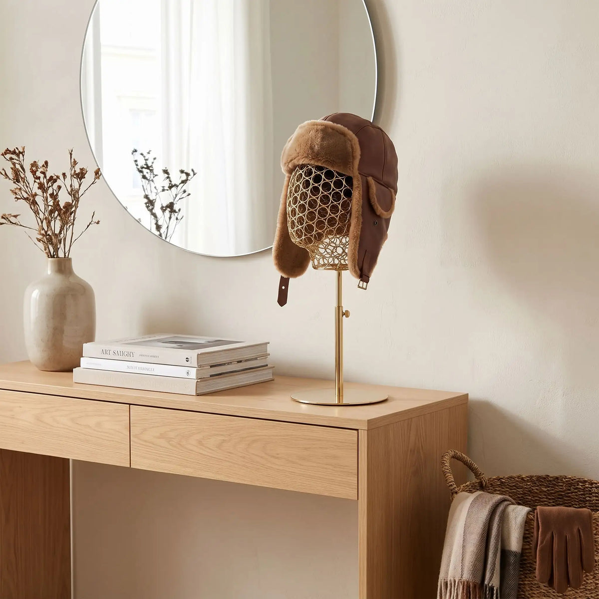 Présentoir à casquette LYKKE™ design métal doré épuré