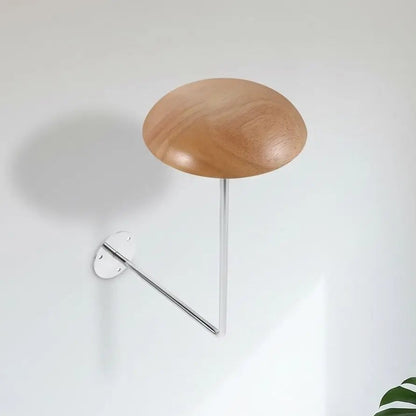 Présentoir à casquette mural LYKKE™ détail tête bois massif